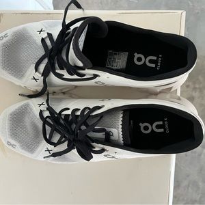 Women’s oncloud sneakers - size 10